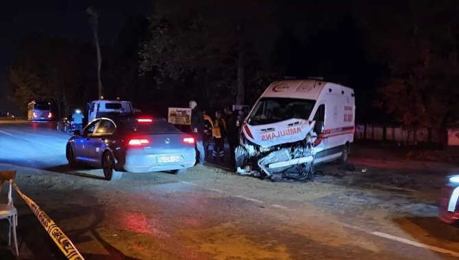 Sakarya'da ambulansın karıştığı zincirleme kazada 1 kişi öldü 3 sağlık personeli yaralandı