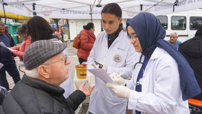 Edirne'de vatandaşların kan şekeri ve tansiyonu ölçüldü