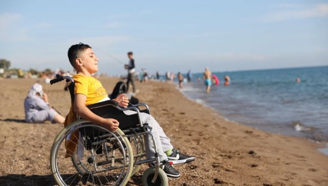 Hakkarili engelli Umut'un deniz görme hayali Antalya'da gerçek oldu