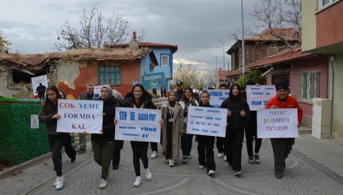 Sivrihisar'da, sağlık yaşama yürüyüşle dikkati çektiler