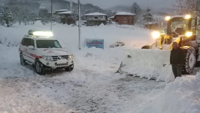 Tokat'ta köyde rahatsızlanan 2 hasta, kardan kapanan yolun açılmasıyla hastaneye kaldırıldı