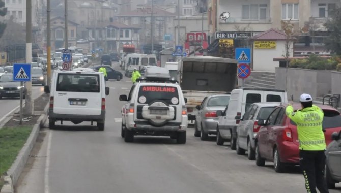 Boyabat'ta trafikte fermuar sistemiyle yaşama yol verilmesi uygulaması yapıldı