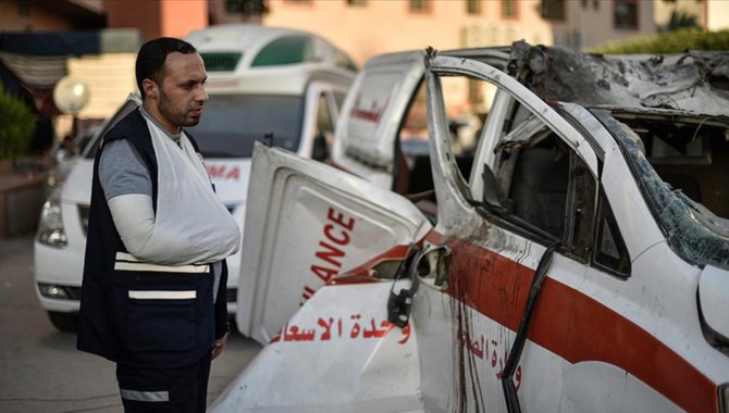 İsrail'in Gazze'de ambulansı vurduğu saldırıda sağlık görevlisi ile basın mensubu yaralandı