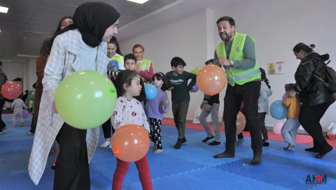 Depremzede çocuklar oyun terapisiyle rehabilite ediliyor