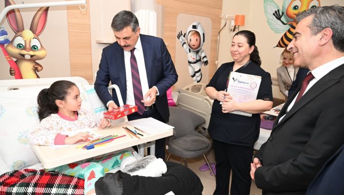 Erzurum Valisi Mustafa Çiftçi, hasta çocukları hediyelerle sevindirdi