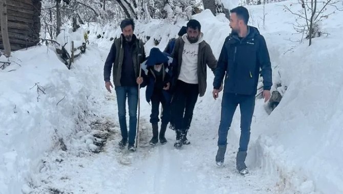 Artvin'de rahatsızlanan yaşlı adam, ekiplerin çalışmasıyla hastaneye ulaştırıldı