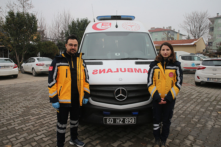 Paramedik çift, omuz omuza acil sağlık hizmeti bekleyen hastaların yardımına koşuyor