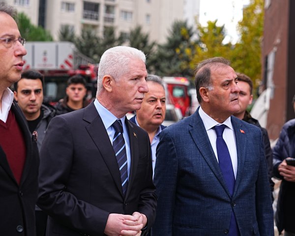 İstanbul Valisi Gül, Beylikdüzü'nde patlamanın yaşandığı binada incelemede bulundu: