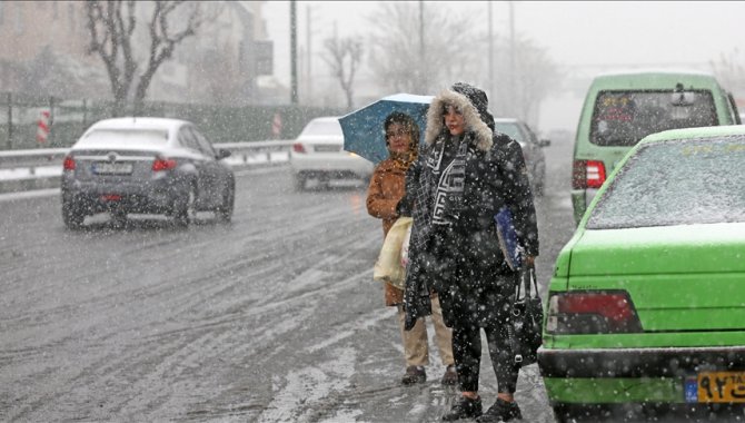 İran’ın birçok şehrinde eğitim ve çalışmaya soğuk hava ve kar engeli