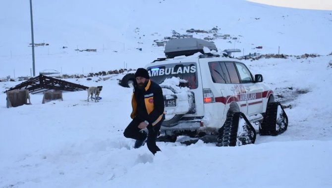 Kars'ta kar nedeniyle köyde mahsur kalan hasta kurtarıldı