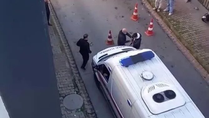 Ümraniye'de sağlık ekiplerinin tedavisini reddeden bir kişi ambulansı yumrukladı