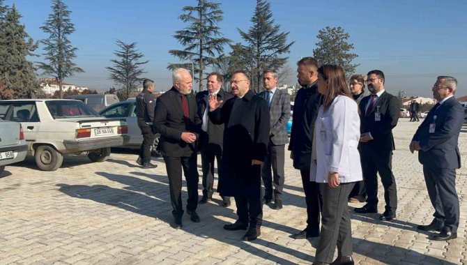 Vali Aksoy, Yunus Emre Devlet Hastanesi'nin otopark alanındaki çalışmaları inceledi