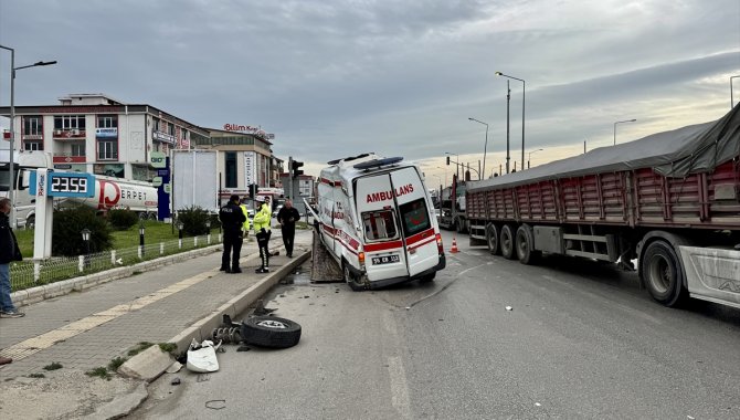 Samsun'da tırla çarpışan ambulansın şoförünün yaralandığı kaza güvenlik kamerasında