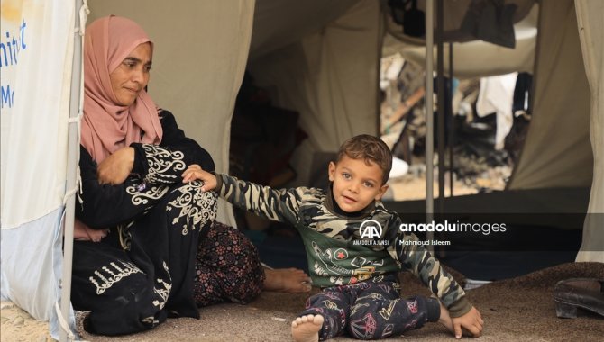 İsrail saldırılarından kaçan Gazzelilerin sığındığı çadırlarda bir haftada 3 çocuk soğuktan öldü