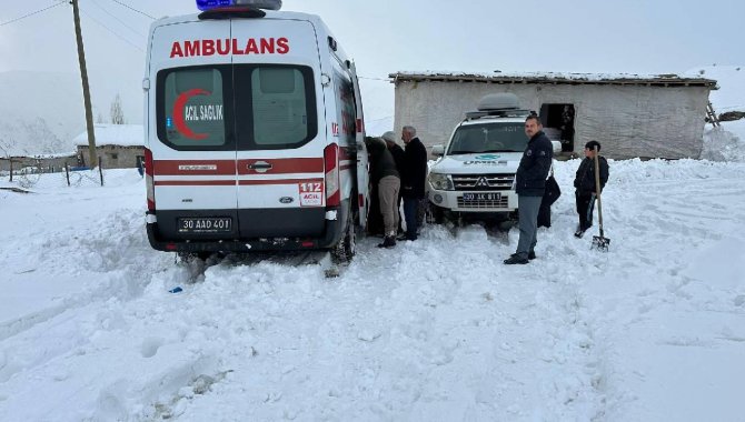 Hakkari’de yolu kardan kapanan köyde rahatsızlanan kadın ekiplerce hastaneye ulaştırıldı