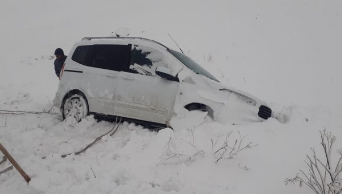 Kars'ta kara saplanan aracı sağlık ekipleri kurtardı