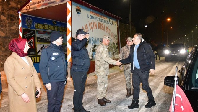 Ardahan Valisi Çiçek, güvenlik güçlerinin ve sağlık personelinin yeni yılını kutladı