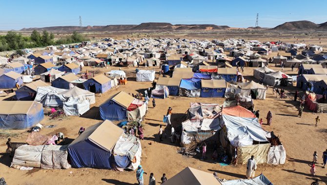 AA, çatışmalardan kaçan Sudanlıların yaşam mücadelesi verdiği kampı havadan görüntüledi