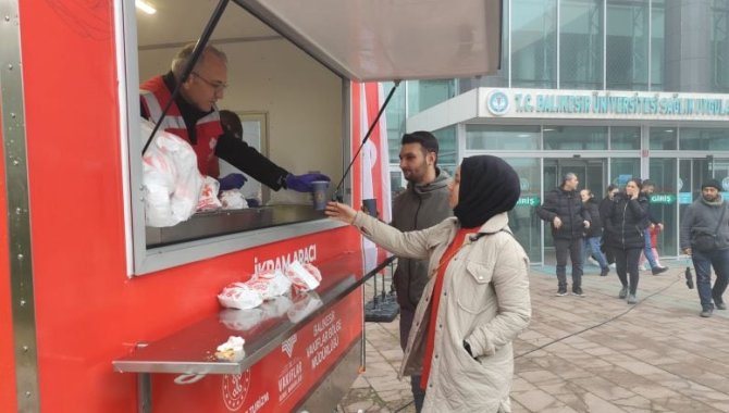 Vakıflar Genel Müdürlüğü’nden tıp fakültesi öğrencileri ve hastalara sıcak çorba ikramı