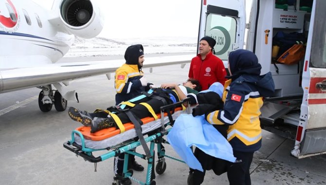 Bingöl'de kalçası kırılan çocuk ambulans uçakla Ankara'ya sevk edildi