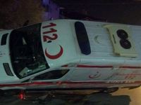 Ambulans devrildi: 3 personel yaralı