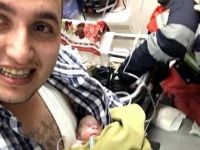 Doktor ambulansta doğan bebeği göğsünde ısıtarak yaşattı