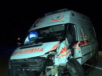 Mersin'de ambulansla otomobil çarpıştı: 4 yaralı