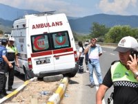 Muğla'da hasta taşıyan ambulans ile otomobil çarpıştı: 4 yaralı