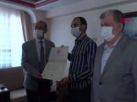 Rektör, lösemi hastası Ahmet'in diplomasını evine götürdü