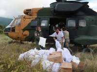 Selde Yardımlar Ulaşılamayan Köylere Helikopterle Taşınıyor
