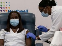 New York'ta sağlık çalışanlarına getirilen Kovid-19 aşısı zorunluluğu uygulanmaya başladı