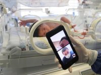 Kovid-19 tedavisi gören genç çift, yeni doğan bebeklerini telefon ekranından sevebildi