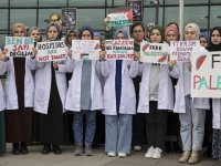 Doktorlar, İsrail saldırılarında Gazze'deki çocuk ölümlerine tepki gösterdi