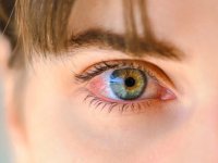 Göz Uzmanından Uyarı: “Yaz Güneşi Tehlikeli Göz Hastalıklarına Kapı Aralıyor””