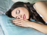 Uzmanlardan "Kirli Yastık" Uyarısı: "Yastık Kılıfınız Klozetten Bile Daha Fazla Bakteri Barındırabilir"
