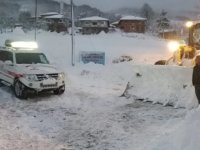 Tokat'ta köyde rahatsızlanan 2 hasta, kardan kapanan yolun açılmasıyla hastaneye kaldırıldı