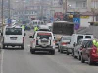 Boyabat'ta trafikte fermuar sistemiyle yaşama yol verilmesi uygulaması yapıldı