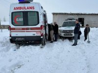 Hakkari’de yolu kardan kapanan köyde rahatsızlanan kadın ekiplerce hastaneye ulaştırıldı