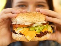 Fast-food ile beslenenler sinsi hastalığa dikkat!