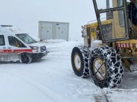 Kayseri'de ekipler, yolu kardan kapanan mahalledeki hasta için seferber oldu