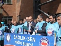 Niğde'de beyin cerrahına yönelik bıçaklı saldırı protesto edildi