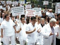 Sağlıkçılar 'performans'ı protesto etti